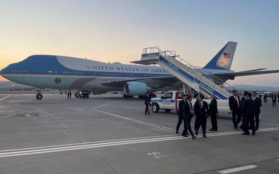 Lotnisko w Ankarze. Przy prezydenckim Air Force One widać pojazd przewożący catering, którym przetra