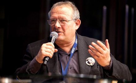 Adamowi Michnikowi, mimo oczywistych wątpliwości, udało się do końca utrzymać narrację, w której to 