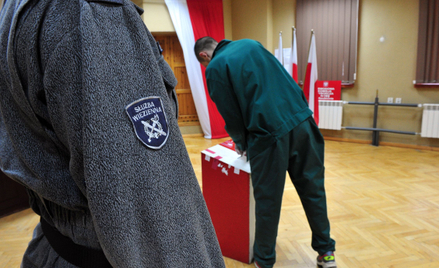 Głosowanie w obwodowej komisji wyborczej w areszcie śledczym