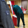 Głosowanie w obwodowej komisji wyborczej w areszcie śledczym