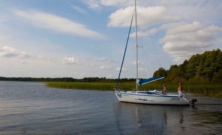 Pływanie pod wpływem alkoholu jakimkolwiek sprzętem wodnym, który ma silnik jest traktowane jak jazd