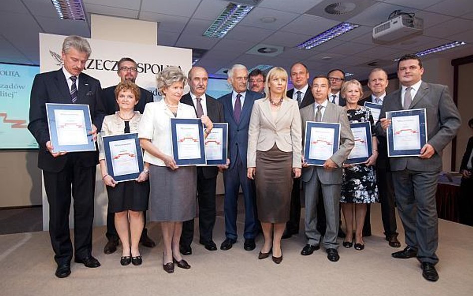 10 najlepszych miast na prawach powiatu. Od lewej: Prezydent Poznania Ryszard Grobelny; Iwona Wendel