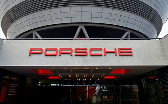 Wejście do fabryki Porsche w Lipsku