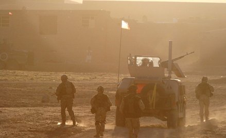 Patrol polskich żołnierzy w Afganistanie, fotografia z lipca 2007 r.