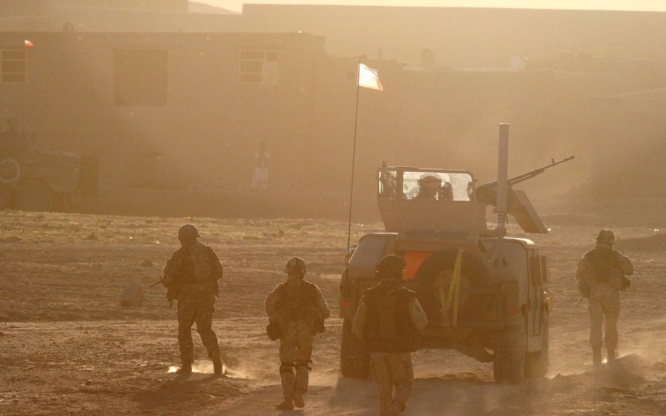 Patrol polskich żołnierzy w Afganistanie, fotografia z lipca 2007 r.