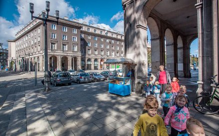 Nowohucka architektura świadomie nawiązuje do wzorów renesansowych i klasycystycznych.