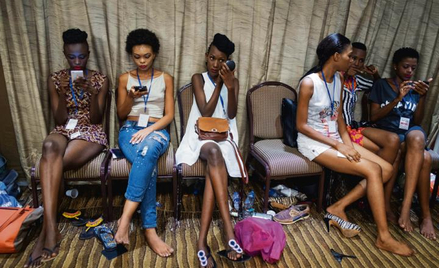 Za kulisami Swahili Fashion Week w Dar es Salaam. Afryka sięga po podsuwane jej wzorce kulturowe, ni