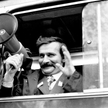 Lech Wałęsa przemawia przed siedzibą sądu wojewódzkiego w Warszawie po pierwszej próbie rejestracji 
