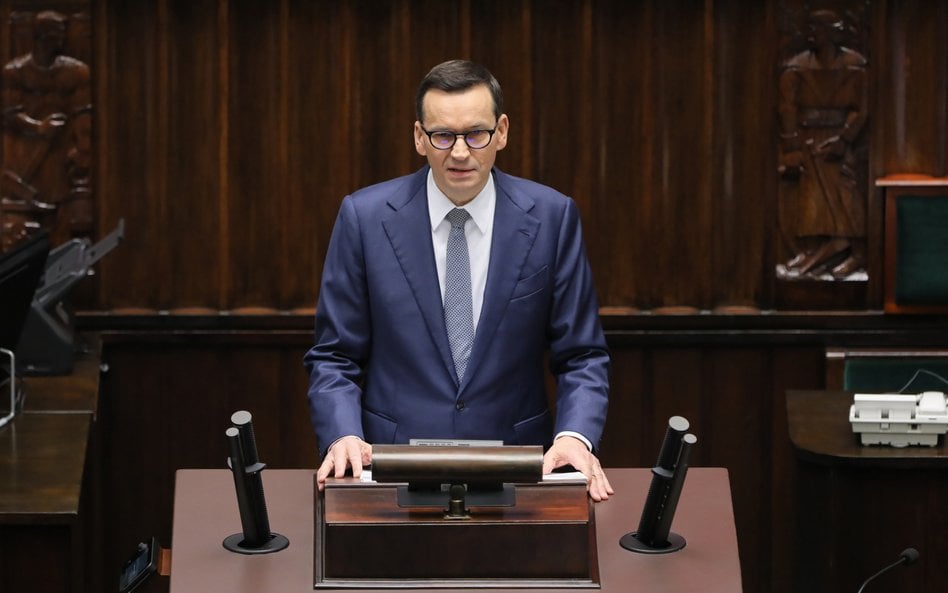 Premier Mateusz Morawiecki na sali obrad Sejmu w Warszawie