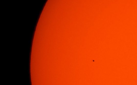 Czarny punkt na tle tarczy Słońca to Merkury