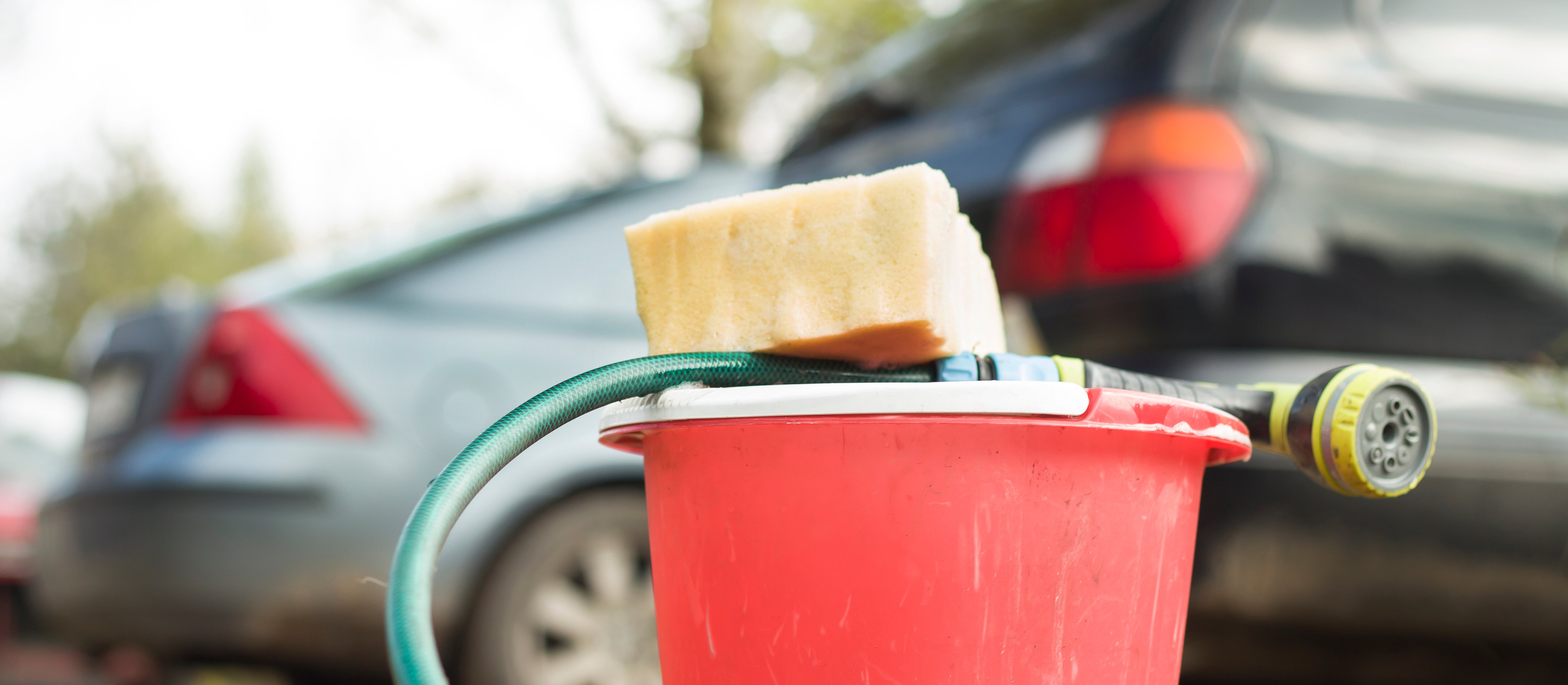 Mycie auta pod domem. Sprawdź, kiedy ryzykujesz 500 zł mandatu