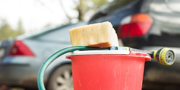 Mycie auta pod domem. Sprawdź, kiedy ryzykujesz 500 zł mandatu