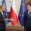 Premier Donald Tusk (L) oraz minister finansów Andrzej Domański (P) podczas konferencji prasowej po 