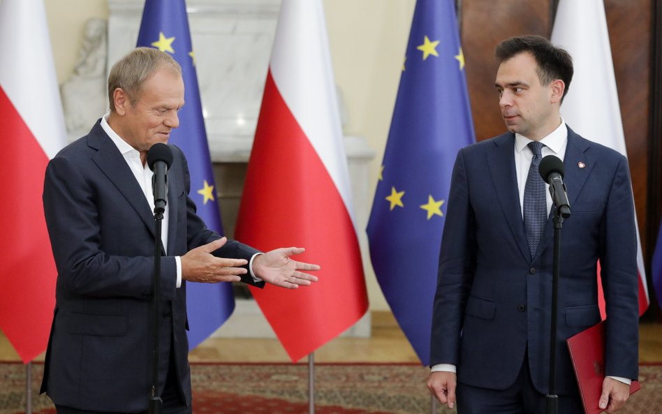 Premier Donald Tusk (L) oraz minister finansów Andrzej Domański (P) podczas konferencji prasowej po 