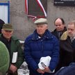 Ryszard Kowalczyk (pośrodku) i jego brat Jerzy (z lewej) podczas odsłonięcia tablicy pamiątkowej w G