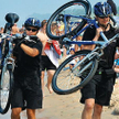 Rowerowy patrol policji na plaży w Mielnie w lipcu tego roku