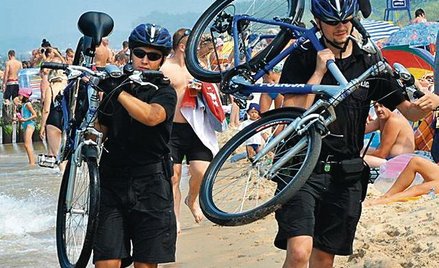 Rowerowy patrol policji na plaży w Mielnie w lipcu tego roku