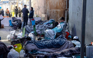 Rosyjscy migranci w prowizorycznym obozie w meksykańskiej Tijuanie szykują się do przekroczenia gran