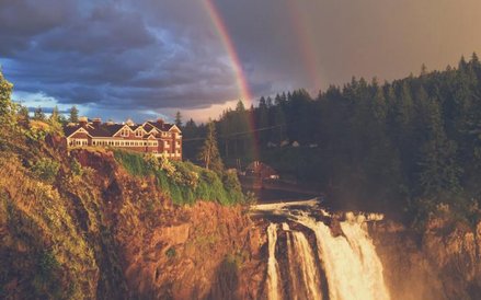 Hotel z „Miasteczka Twin Peaks” to Salish Lodge nad wodospadem Snoqualmie w stanie Waszyngton.