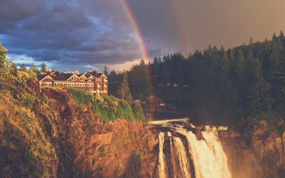 Hotel z „Miasteczka Twin Peaks” to Salish Lodge nad wodospadem Snoqualmie w stanie Waszyngton.