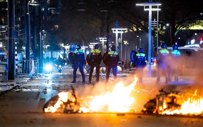 Siedem osób rannych w zamieszkach w Rotterdamie. Policja oddała strzały