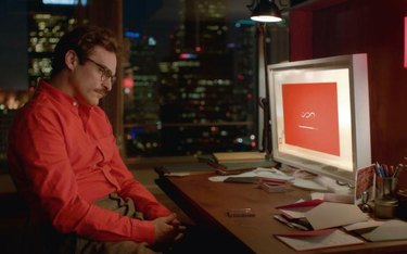 Życie wirtualne bolesne jak realne – Joaquin Phoenix jako samotny pisarz w filmie „Ona” Spike’a Jonz