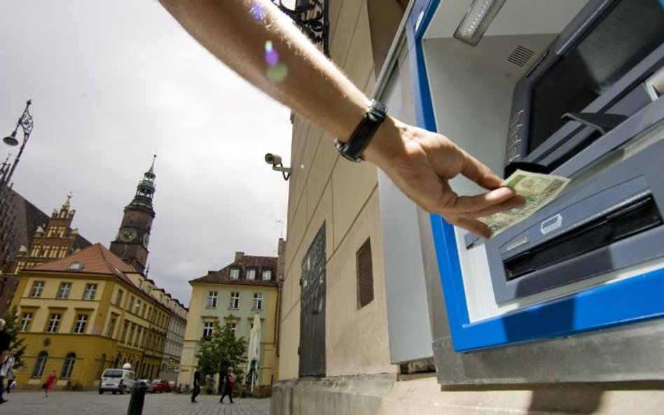 Polacy zamieniali fundusze na lokaty