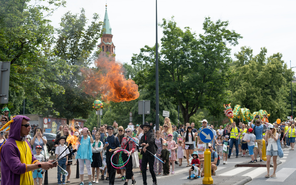 Na czele barwnego i gwarnego pochodu, który przejdzie ulicą Smoczą, staną bębniarze oraz wielki ziel