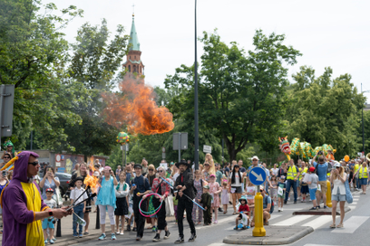 Na czele barwnego i gwarnego pochodu, który przejdzie ulicą Smoczą, staną bębniarze oraz wielki ziel