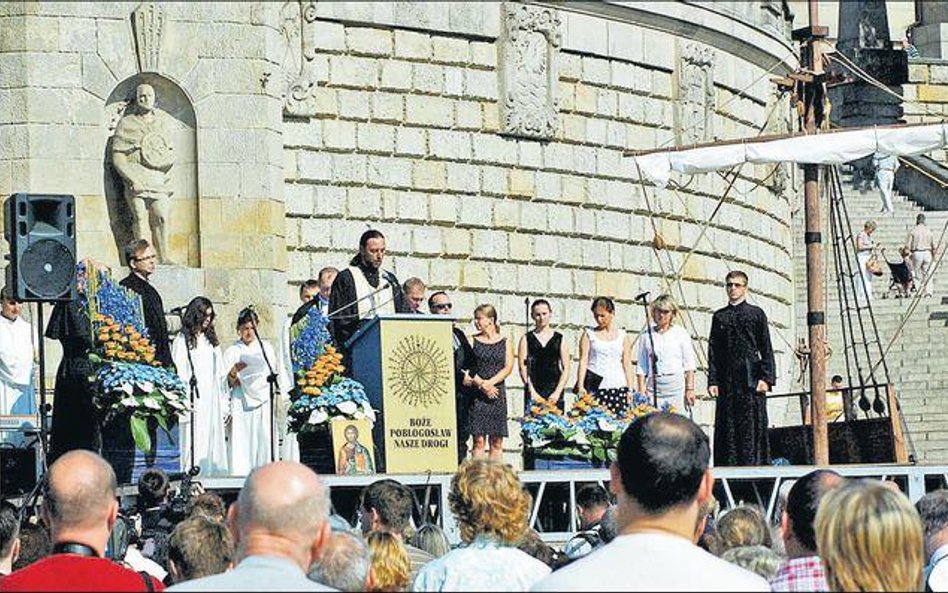 Prawie wszyscy badani opowiadają się za prawem ludzi do wyznawania wybranej przez siebie religii. Na