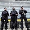 Policjanci przy stadionie Signal Iduna Park, gdzie swoje mecze rozgrywa Borussia Dortmund.