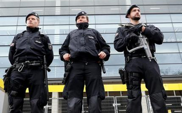 Policjanci przy stadionie Signal Iduna Park, gdzie swoje mecze rozgrywa Borussia Dortmund.