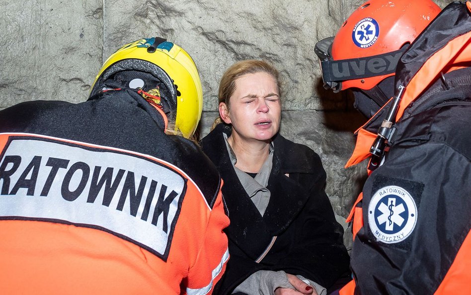 Ręka z legitymacją i wpychanie tarczy w twarz funkcjonariusza. Policja o użyciu gazu wobec posłanki Nowackiej