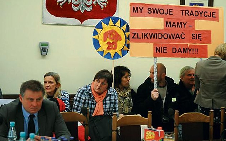 Rodzice z Kędzierzyna-Koźla protestowali przeciw likwidacji szkoły