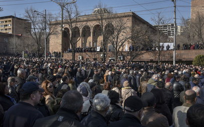Armenia: Przeciwnicy premiera wtargnęli do rządowego budynku