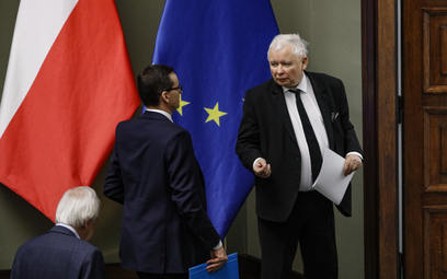 Jarosław Kaczyński (na zdjęciu z premierem Mateuszem Morawieckim) nie buduje IV RP, tylko IX RP, czy