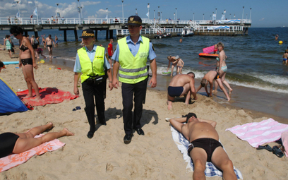 Strażnicy miejscy patrolują plażę w Gdańsku-Brzeźnie