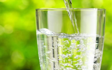 Sprzedaż wody rośnie m.in. kosztem słodkich napojów gazowanych