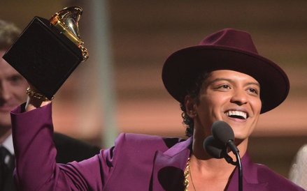 Bruno Mars z nagrodą za Nagranie Roku - za utwór Uptown Funk, która odebrał wspólnie z producentem M