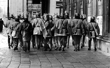 Patrol ZOMO (Zmotoryzowane Odwody Milicji Obywatelskiej) w rynsztunku bojowym na warszawskiej ulicy 