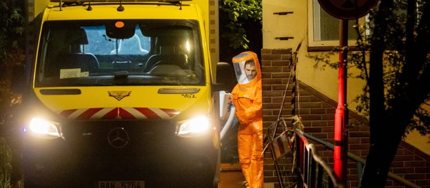 Personel medyczny wprzyjmuje amerykańskiego lekarza w Klinice Chorób Zakaźnych Szpitala Bulovka w Pr