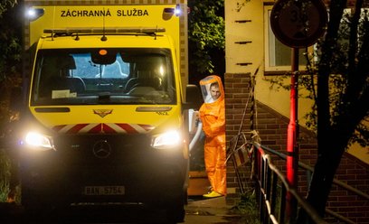 Personel medyczny wprzyjmuje amerykańskiego lekarza w Klinice Chorób Zakaźnych Szpitala Bulovka w Pr