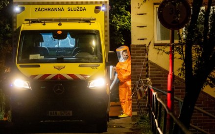 Personel medyczny wprzyjmuje amerykańskiego lekarza w Klinice Chorób Zakaźnych Szpitala Bulovka w Pr
