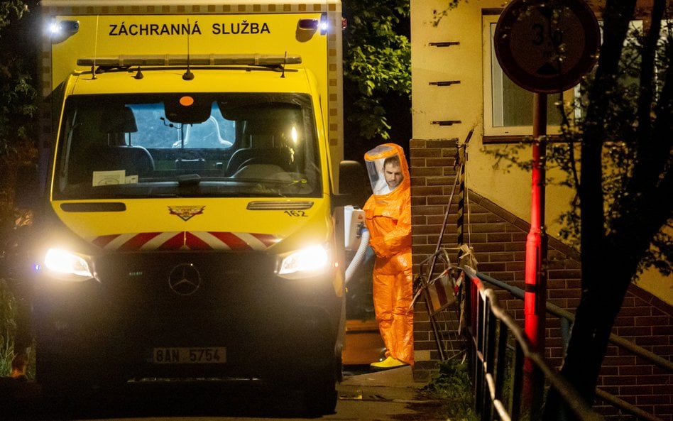 Personel medyczny wprzyjmuje amerykańskiego lekarza w Klinice Chorób Zakaźnych Szpitala Bulovka w Pr