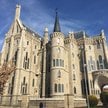 Projektując pałac biskupi Gaudí nawiązał do modnego w XIX w. neogotyku, dodając własne, innowacyjne 