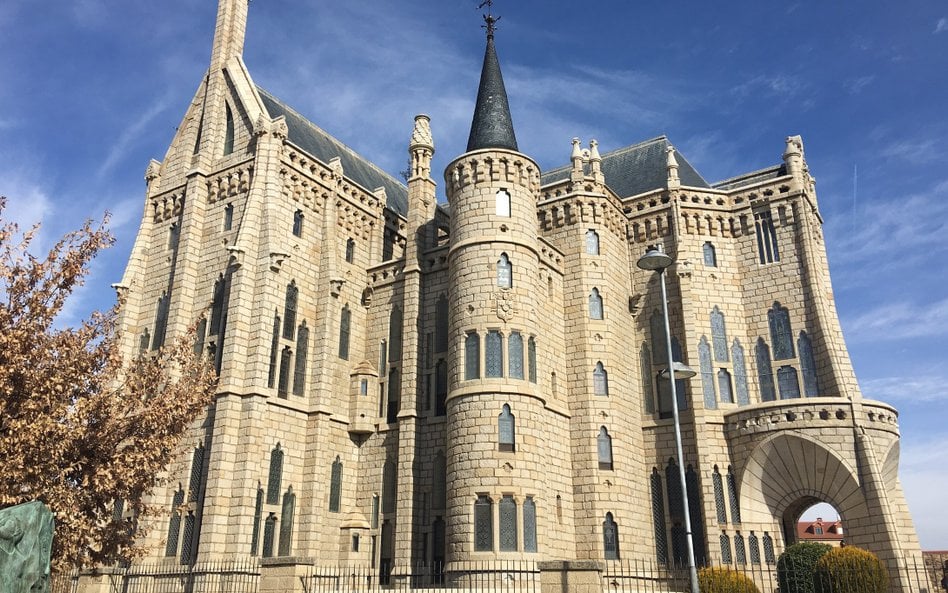 Projektując pałac biskupi Gaudí nawiązał do modnego w XIX w. neogotyku, dodając własne, innowacyjne 