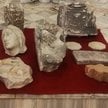 Część wydobytego skarbu w kościele Nawiedzenia NMP w Warszawie