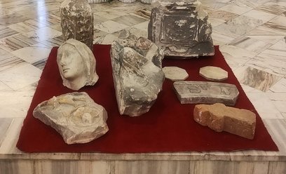 Część wydobytego skarbu w kościele Nawiedzenia NMP w Warszawie
