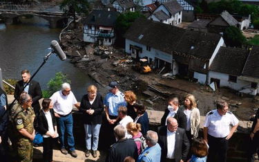 Kanclerz Angela Merkel przyjechała na zniszczone tereny dopiero trzy dni po powodzi