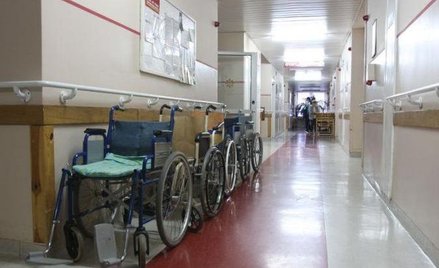 Rok w kolejce po protezę stawu kolanowego